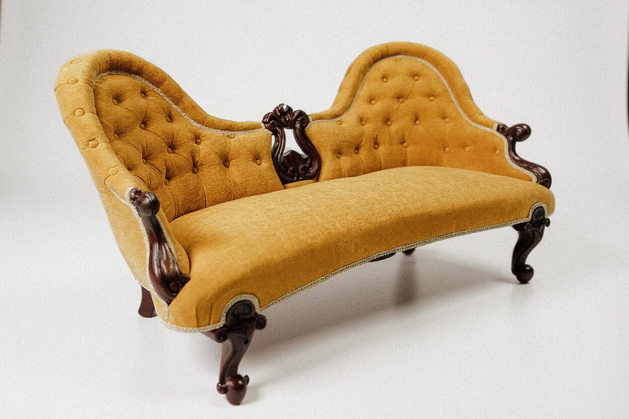 Victorian Chaise Lounge Restoration – Golden Velvet Reupholstery